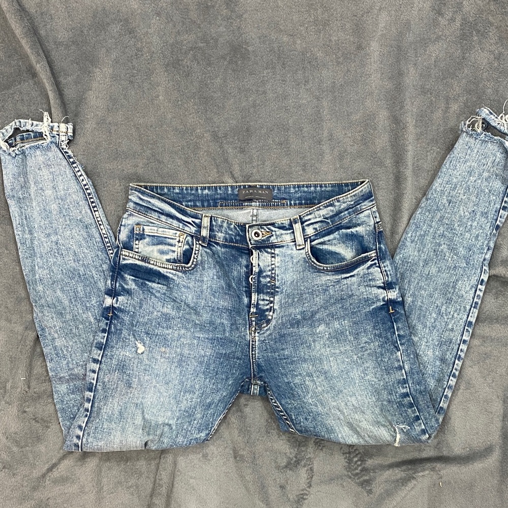 Zara Man Distressed Blue Jeans